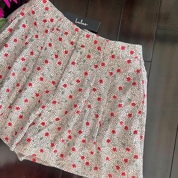 NEW Lulu's Cutie Red Floral Print Shorts Size S - Picture 3 of 4